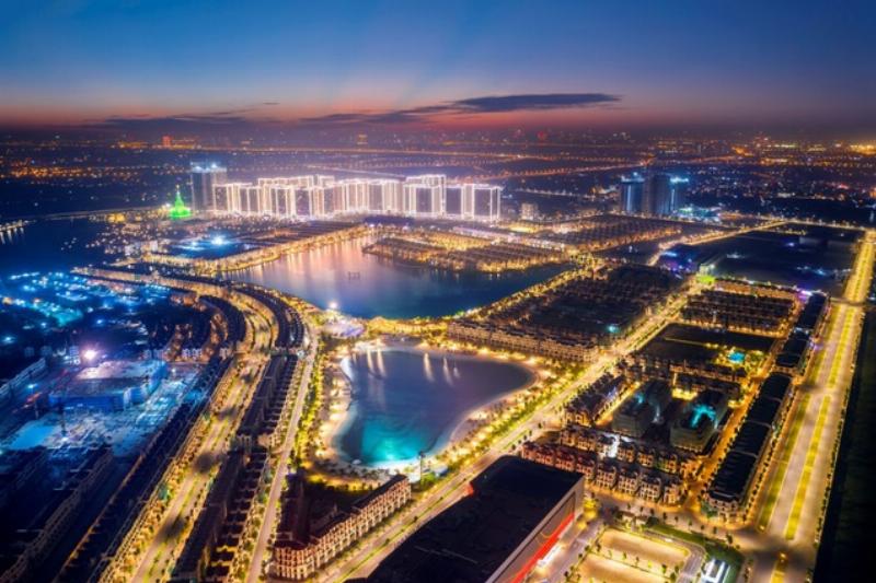 Xe tải nhỏ thực hiện giao hàng trong nội khu đô thị Vinhomes Smart City, minh họa nhu cầu vận tải hàng hóa hàng ngày.